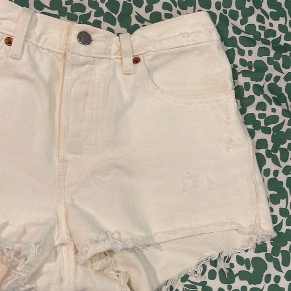 Levi’s 501 Cream Short Shorts - Picture 2 of 9